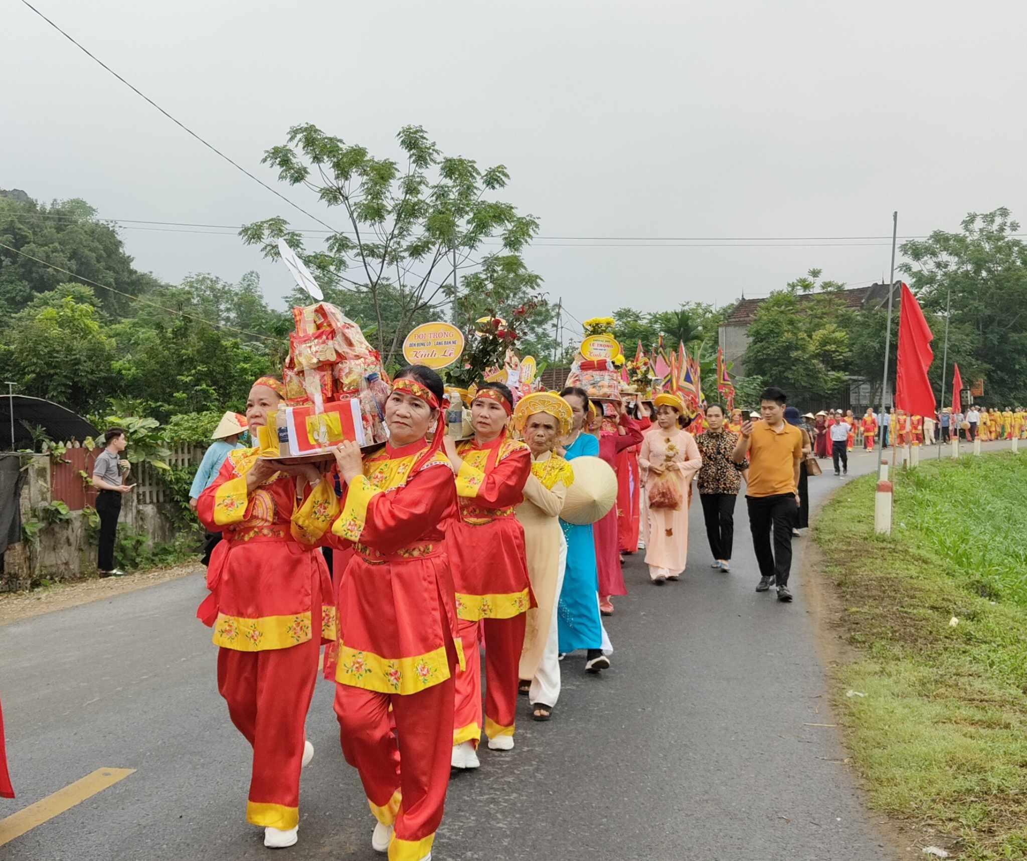 Lễ hội đền Đồng Cổ hằng năm diễn ra từ ngày 14-15/3 âm lịch, thu hút đông đảo du khách trong và ngoài huyện tới tham quan và chiêm bái.