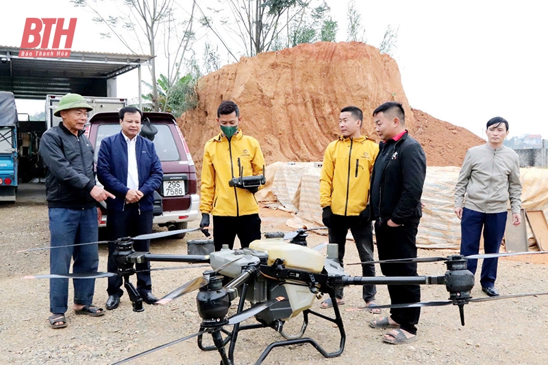 Các đồng chí lãnh đạo xã Định Hưng thăm mô hình sử dụng máy bay không người lái trong sản xuất nông nghiệp của hộ ông Bùi Văn Toan - mô hình CĐS hiện đại, hiệu quả.