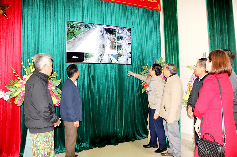 Thực hiện CĐS, mô hình camera an ninh được kết nối với màn hình ti vi nhà văn hoá thôn thuận tiện theo dõi dữ liệu.