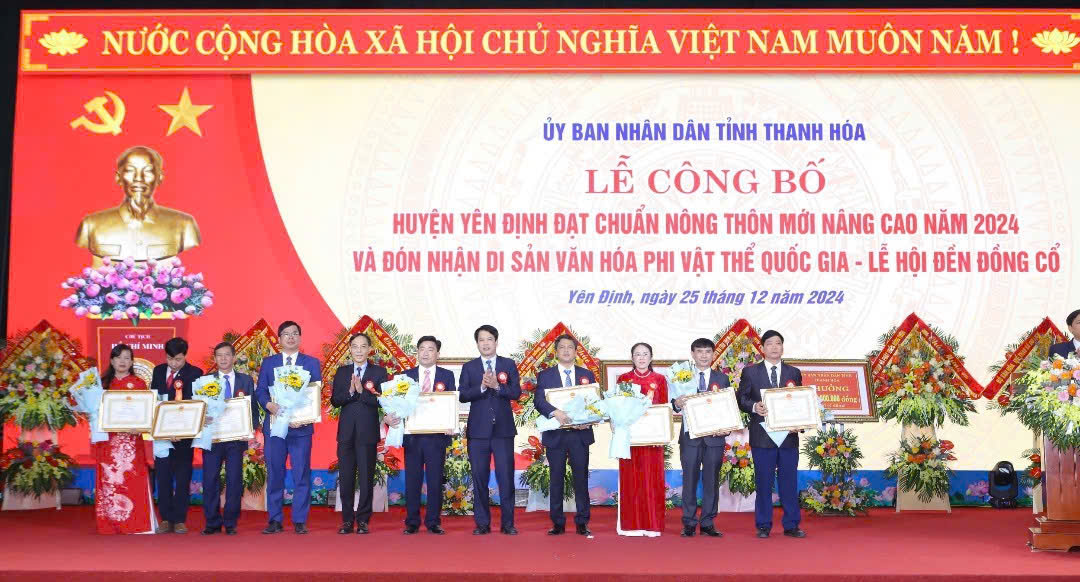 Các đồng chí: Đào Xuân Yên, Ủy viên Ban Thường vụ, Trưởng Ban Tuyên giáo Tỉnh ủy; Đầu Thanh Tùng, Tỉnh uỷ viên, Phó Chủ tịch UBND tỉnh trao Bằng khen của Chủ tịch UBND tỉnh cho các tập thể xuất sắc của huyện Yên Định.