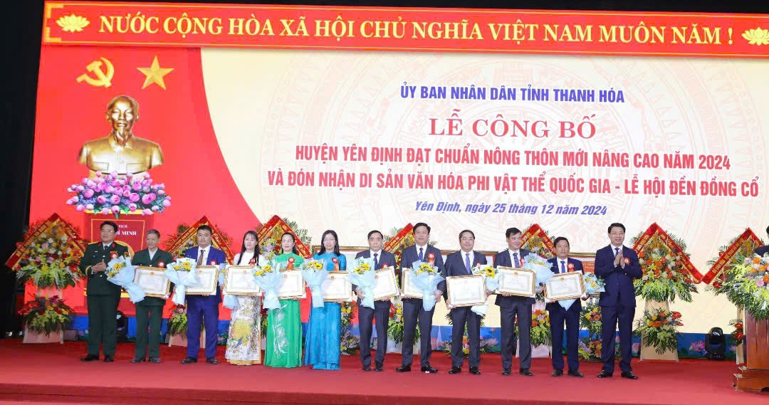 Các đồng chí: Đại tá Vũ Văn Tùng, Ủy viên Ban Thường vụ Tỉnh uỷ, Chỉ huy trưởng Bộ CHQS tỉnh; Lê Đức Giang, Tỉnh uỷ viên, Phó Chủ tịch UBND tỉnh trao Bằng khen của Chủ tịch UBND tỉnh cho các cá nhân đạt thành tích xuất sắc của huyện Yên Định.