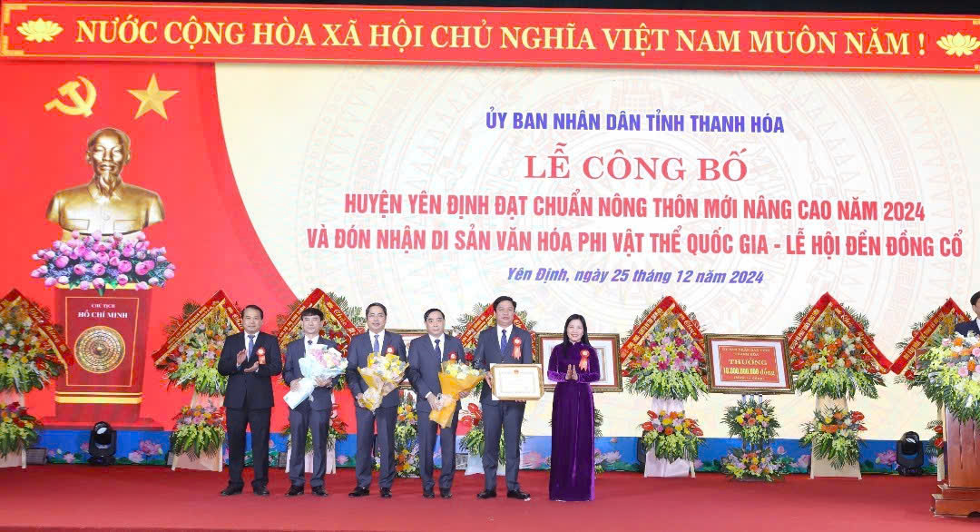 Các đồng chí Ủy viên Ban Thường vụ Tỉnh ủy: Phạm Thị Thanh Thủy, Trưởng Ban Dân vận Tỉnh ủy, Chủ tịch Ủy ban MTTQ tỉnh; Nguyễn Văn Hùng, Trưởng Ban Tổ chức Tỉnh uỷ trao Bằng khen của Chủ tịch UBND tỉnh cho Đảng bộ, chính quyền và Nhân dân huyện Yên Định.