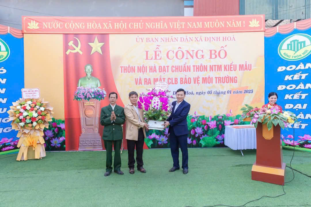 Con em trong thôn đã về dự và chúc mừng tại buổi Lễ.