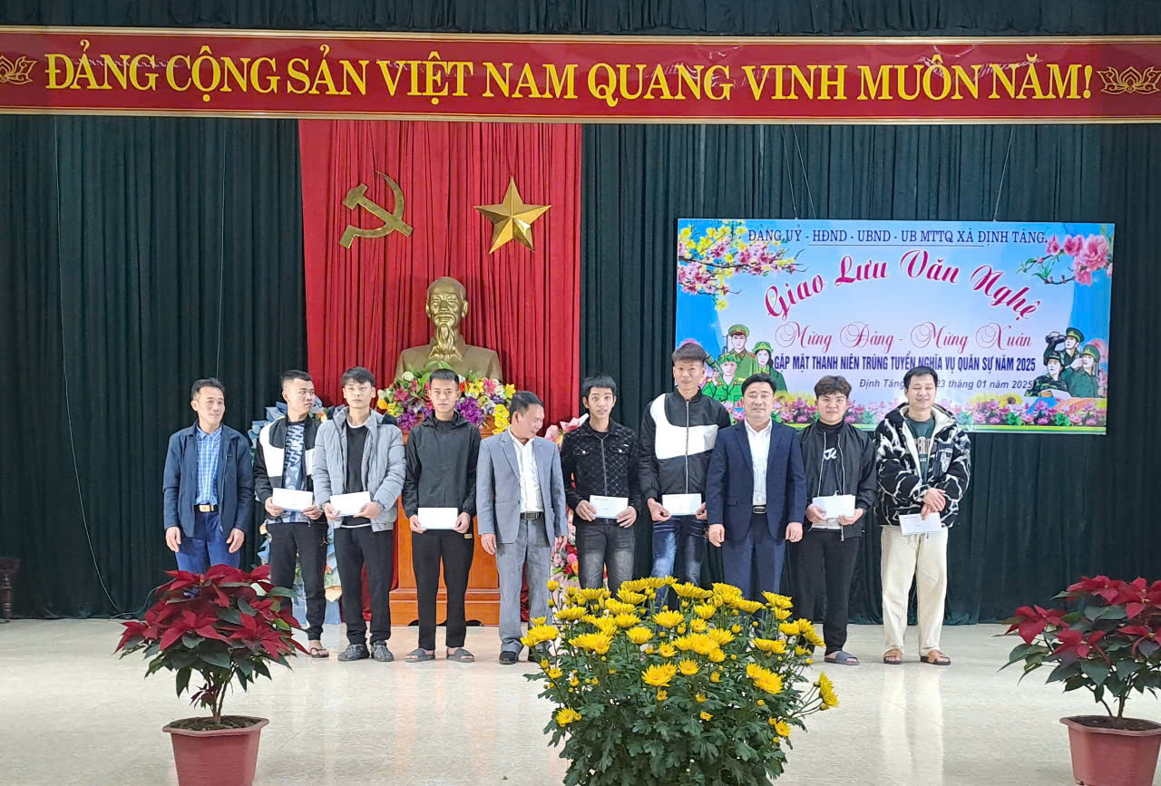 Lãnh đạo địa phương động viên các Tân binh tại buổi Lễ.