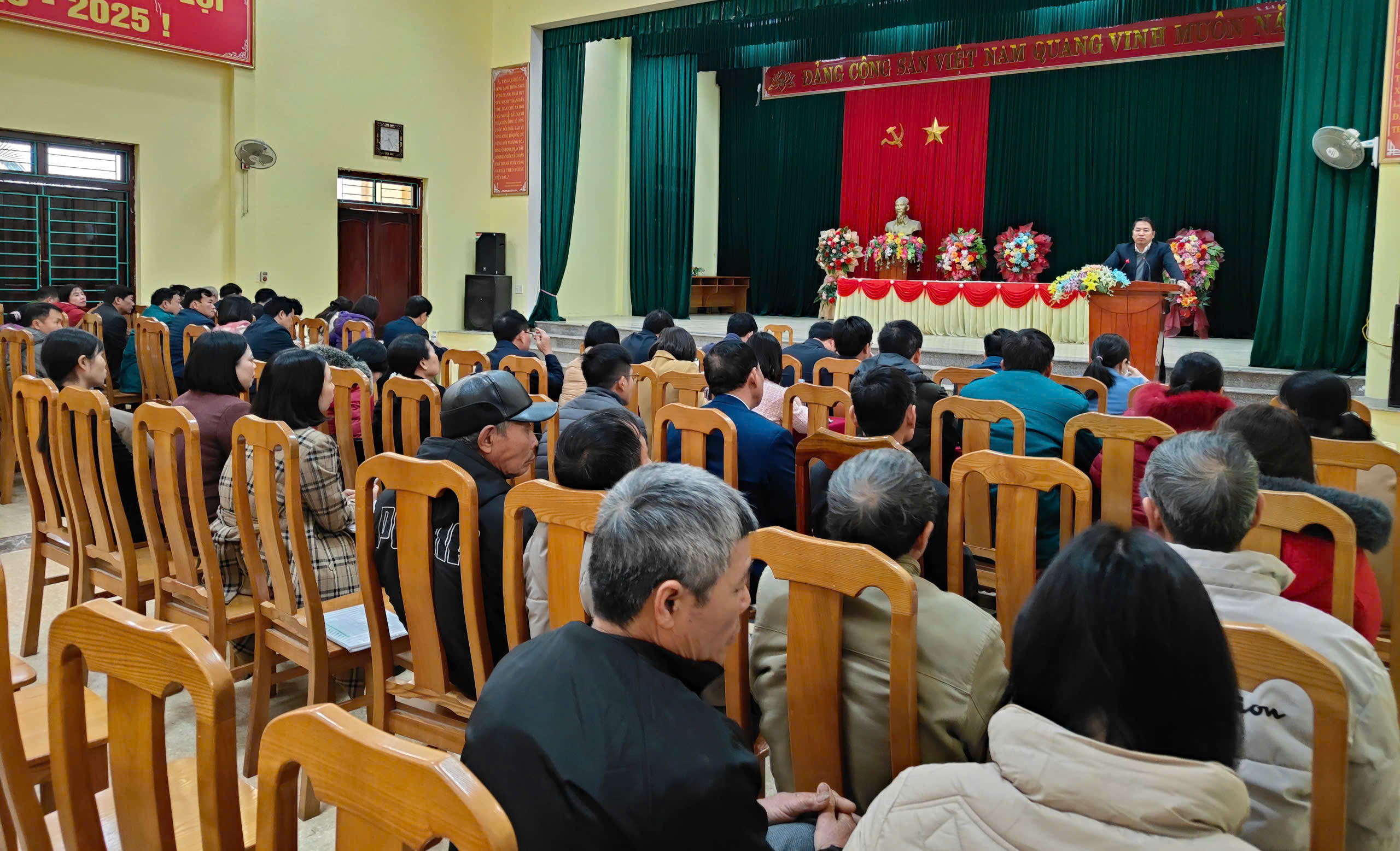 Toàn cảnh hội nghị.