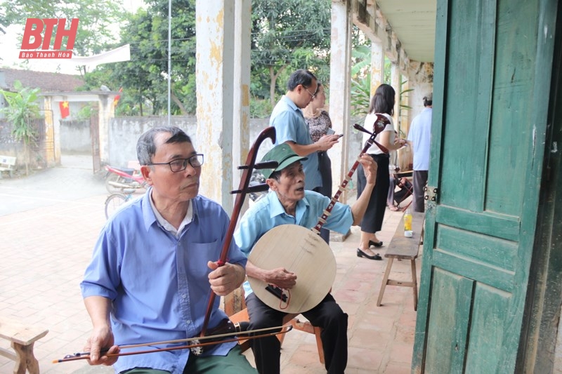 Đội bát âm làng Đan Nê luyện tập phục vụ lễ hội.