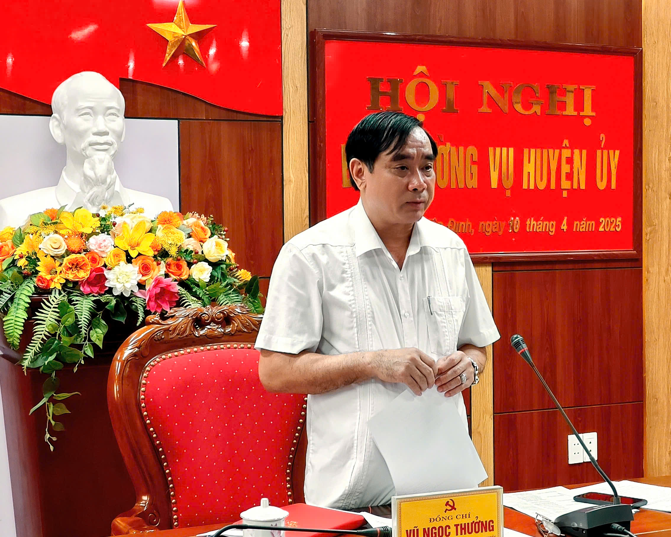 Lê Uyên – Hiệp Thương Đồng chí Vũ Ngọc Thưởng – Phó Bí thư Thường trực Huyện ủy, Chủ tịch HĐND huyện, phụ trách, điều hành Đảng bộ huyện, phát biểu chỉ đạo tại hội nghị.