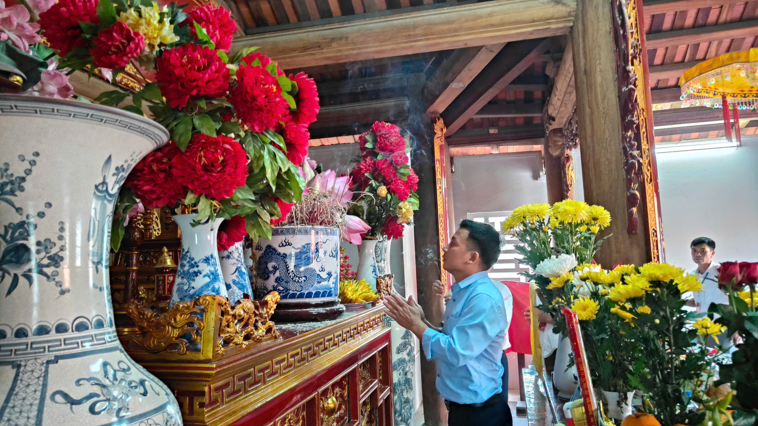 Cán bộ và nhân dân dâng hương tại Lễ hội.