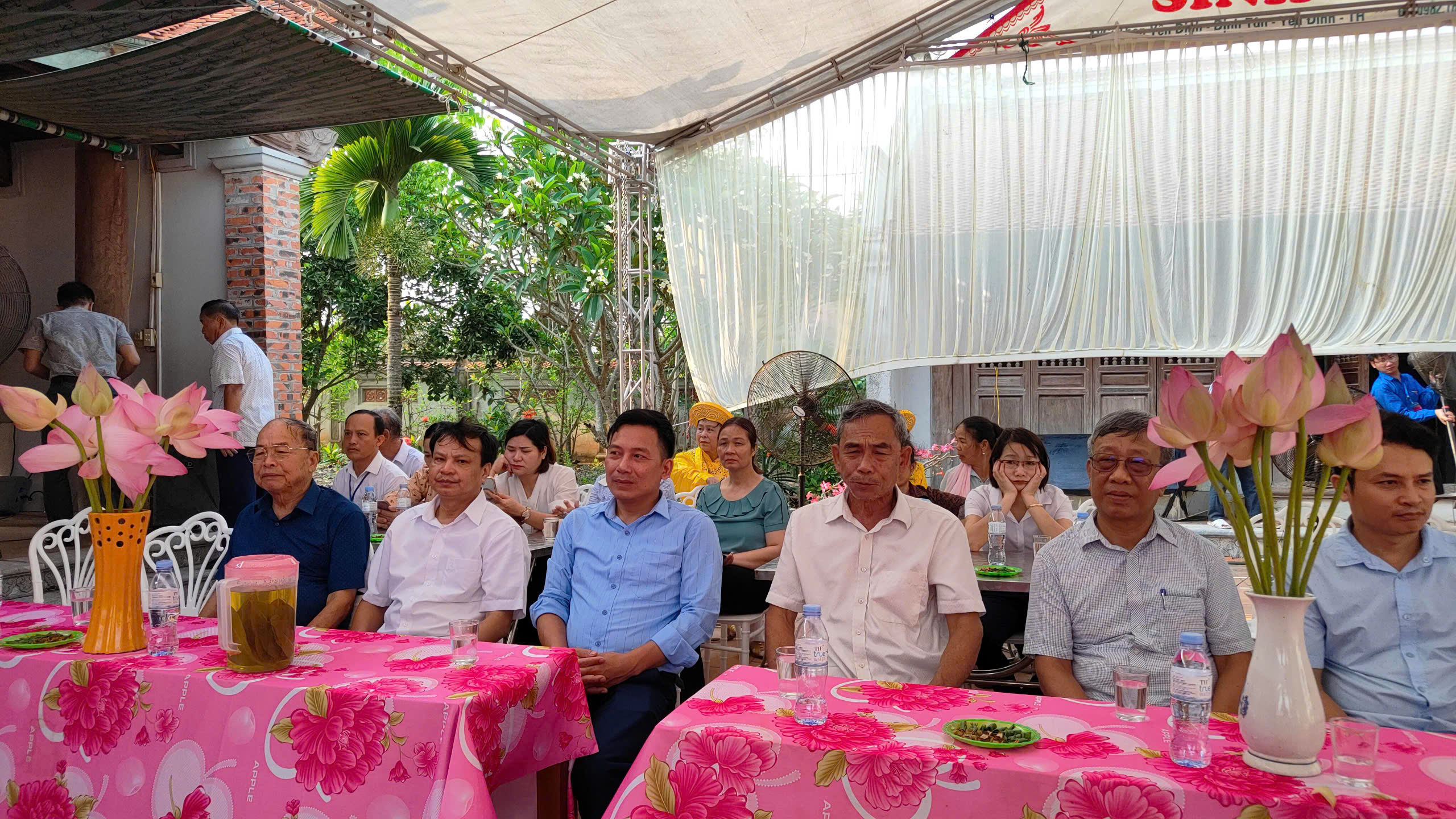 Đại biểu và nhân dân về tham dự Lễ hội.