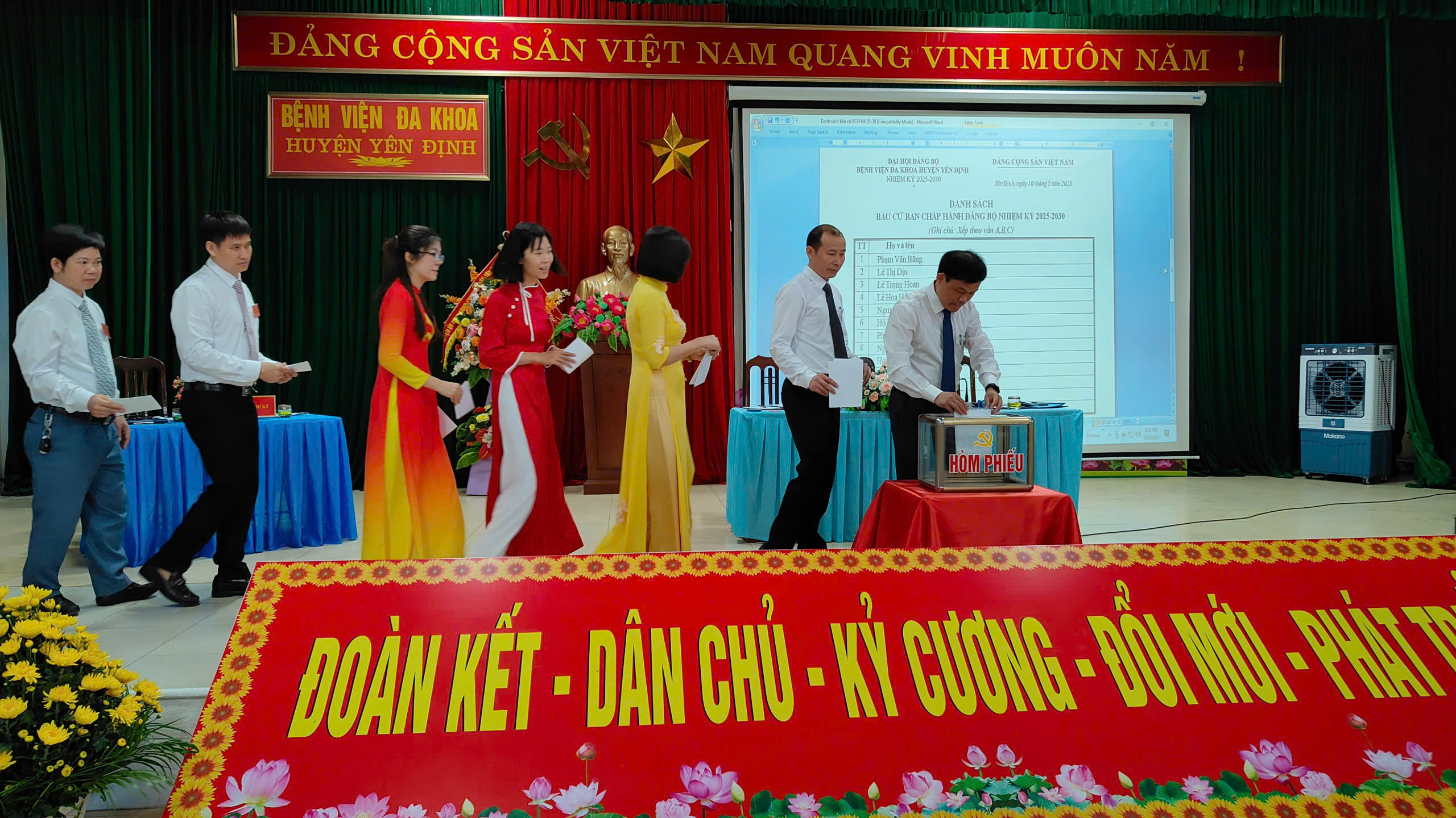 Đại hội Bỏ phiếu bầu BCH khóa mới.