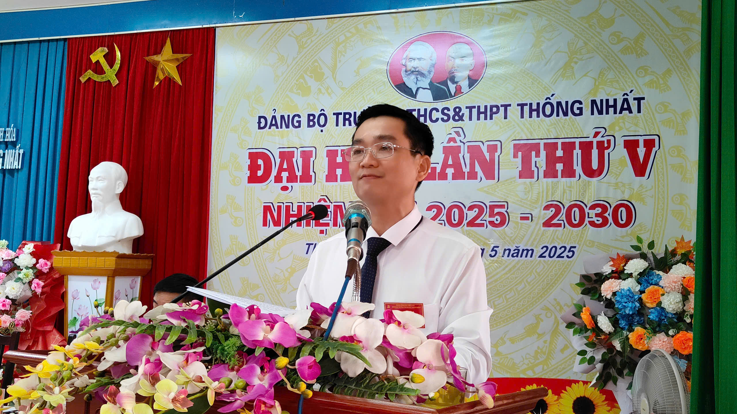 Đồng chí Lưu Vĩnh Tuấn, Bí thư chi bộ, Hiệu trưởng nhà trường phát biểu khai mạc Đại hội.