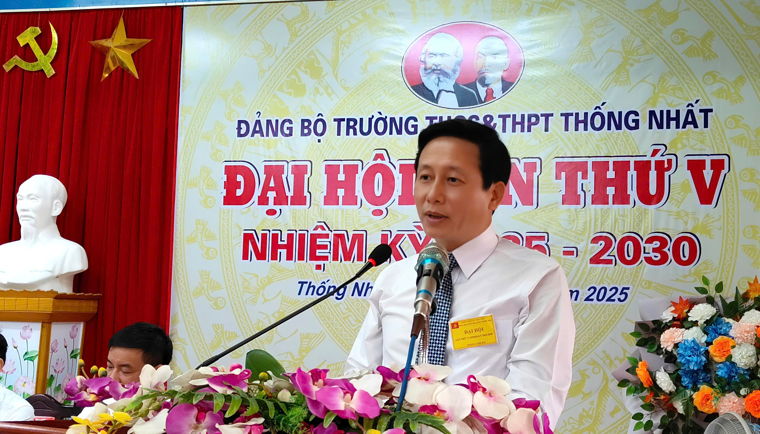 Đồng chí Hoàng Trung Hưng - Ủy viên Ban Thường vụ Huyện ủy, Trưởng Ban Tuyên giáo và Dân vận Huyện ủy, phát biểu chỉ đạo và tặng hoa chúc mừng tại Đại hội.