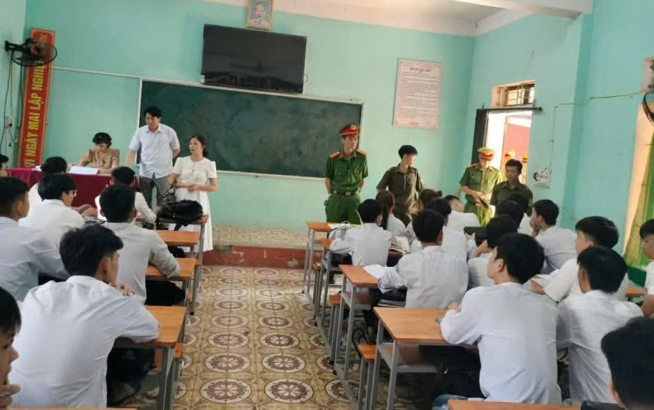 Một số hình ảnh Công an Thị Trấn Quán Lào Tuyên truyền kiến thức về luật an toàn giao thông và các kỹ năng phòng chống tội phạm cho học sinh.