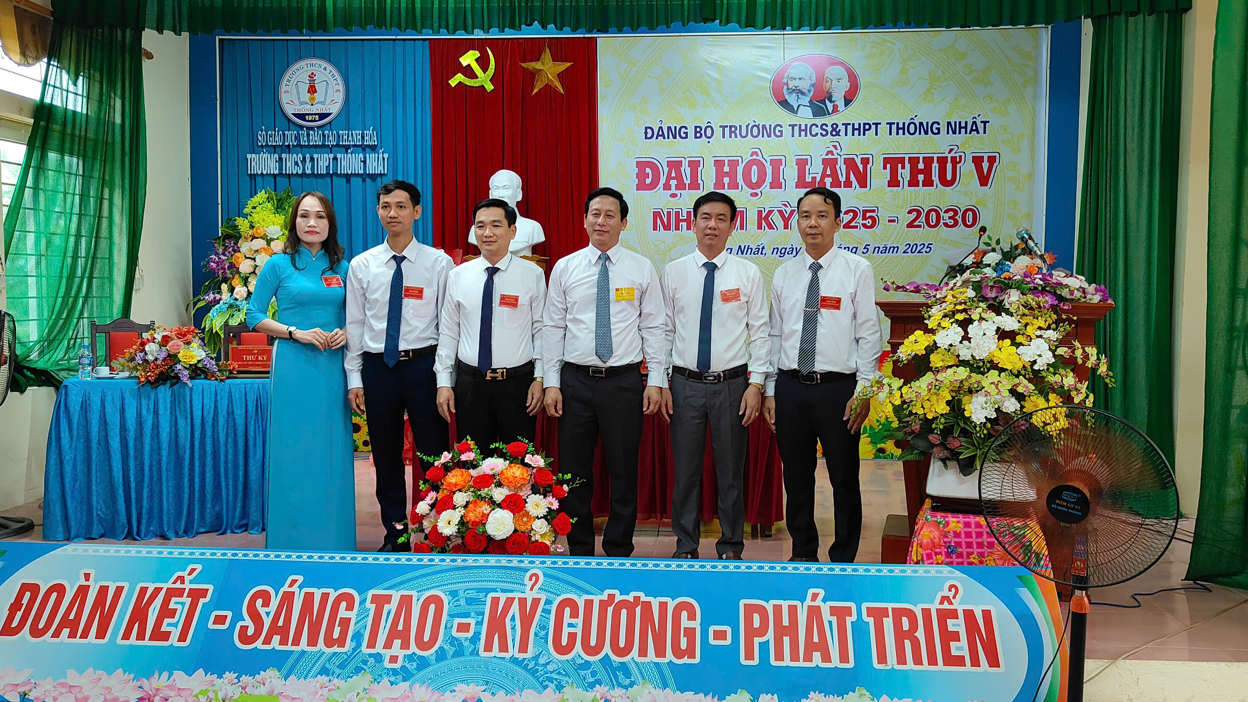 Đồng chí Hoàng Trung Hưng - Ủy viên Ban Thường vụ Huyện ủy, Trưởng Ban Tuyên giáo và Dân vận Huyện ủy chụp hình lưu niệm với BCH khóa mới nhiệm kỳ 2025 – 2030.