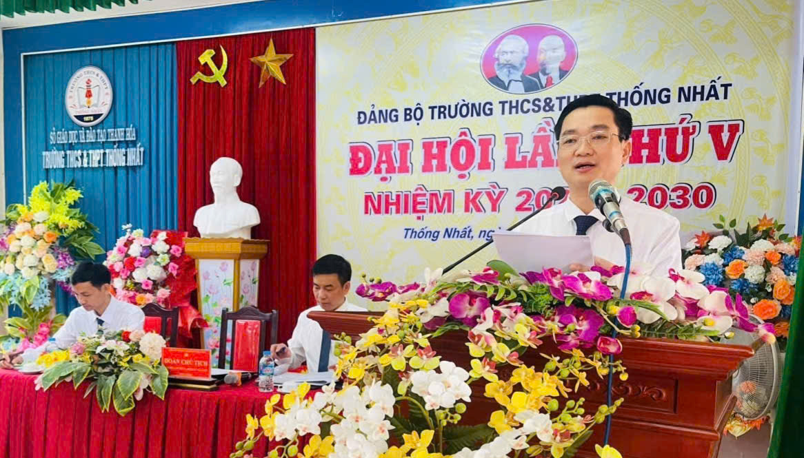 Đồng chí Lưu Vĩnh Tuấn - Bí thư Đảng ủy - Hiệu trưởng phát biểu khai mạc.