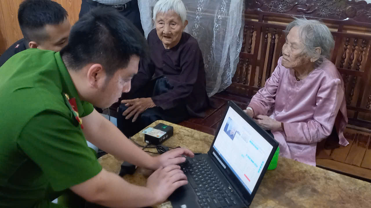 Đoàn công tác đã đến tận nhà để thu nhận mẫu AND và tặng quà cho mẹ liệt sĩ trên địa bàn huyện Yên Định.