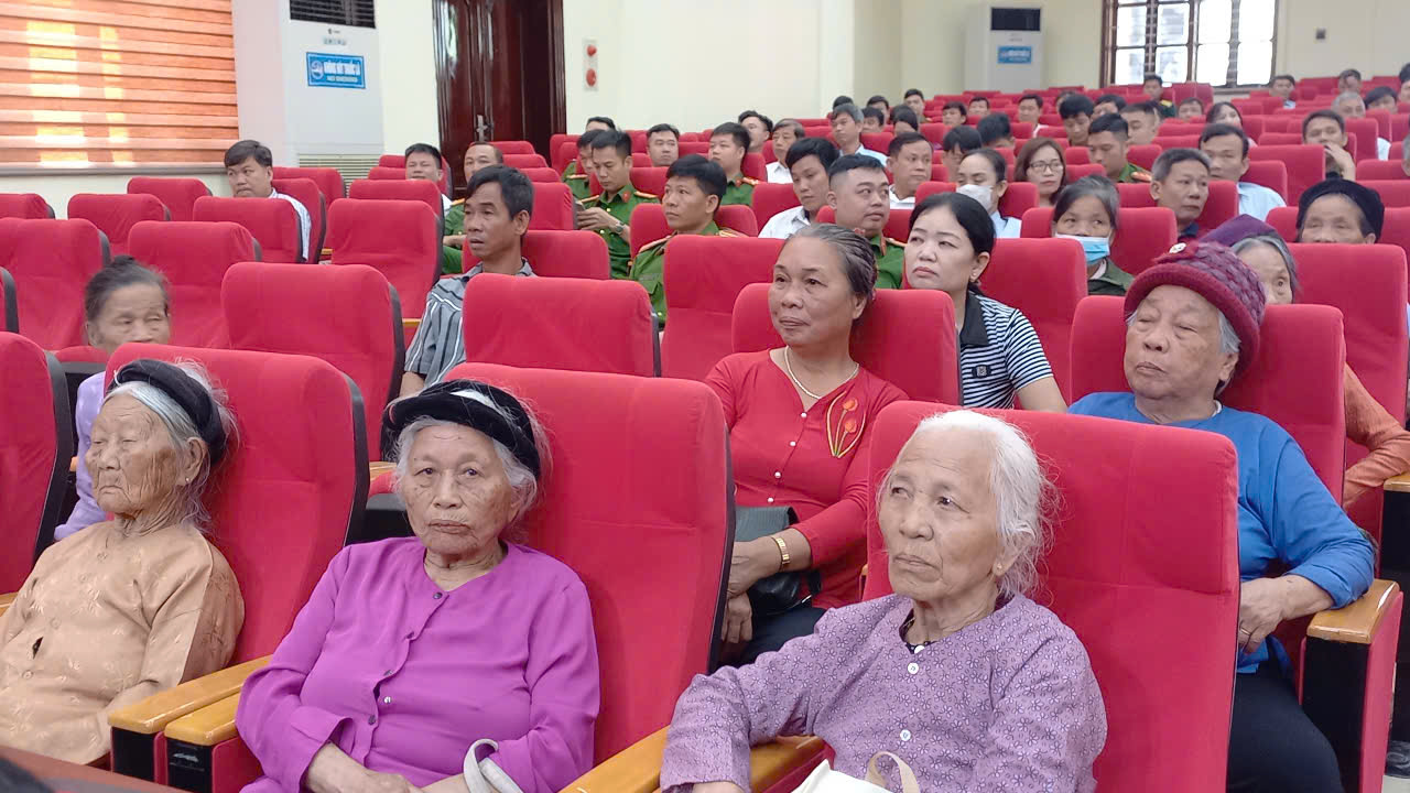 Lấy mẫu AND cho thân nhân liệt sĩ chưa xác định được danh tính có mặt tại hội nghị.