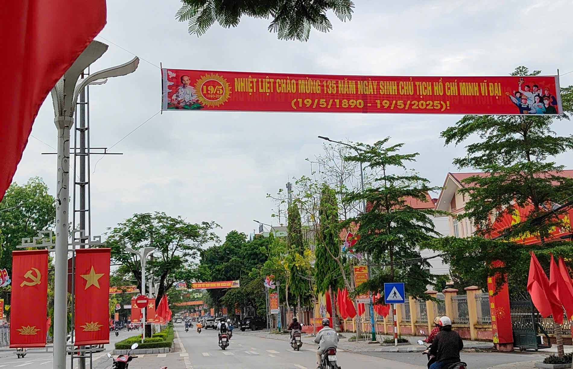 Một số hình ảnh băng zôn, khẩu hiệu tuyên truyền Kỷ niệm 135 năm Ngày sinh nhật Chủ tịch Hồ Chí Minh (19/5/1890 – 19/5/2025), trên các tuyến đường trục chính của huyện.