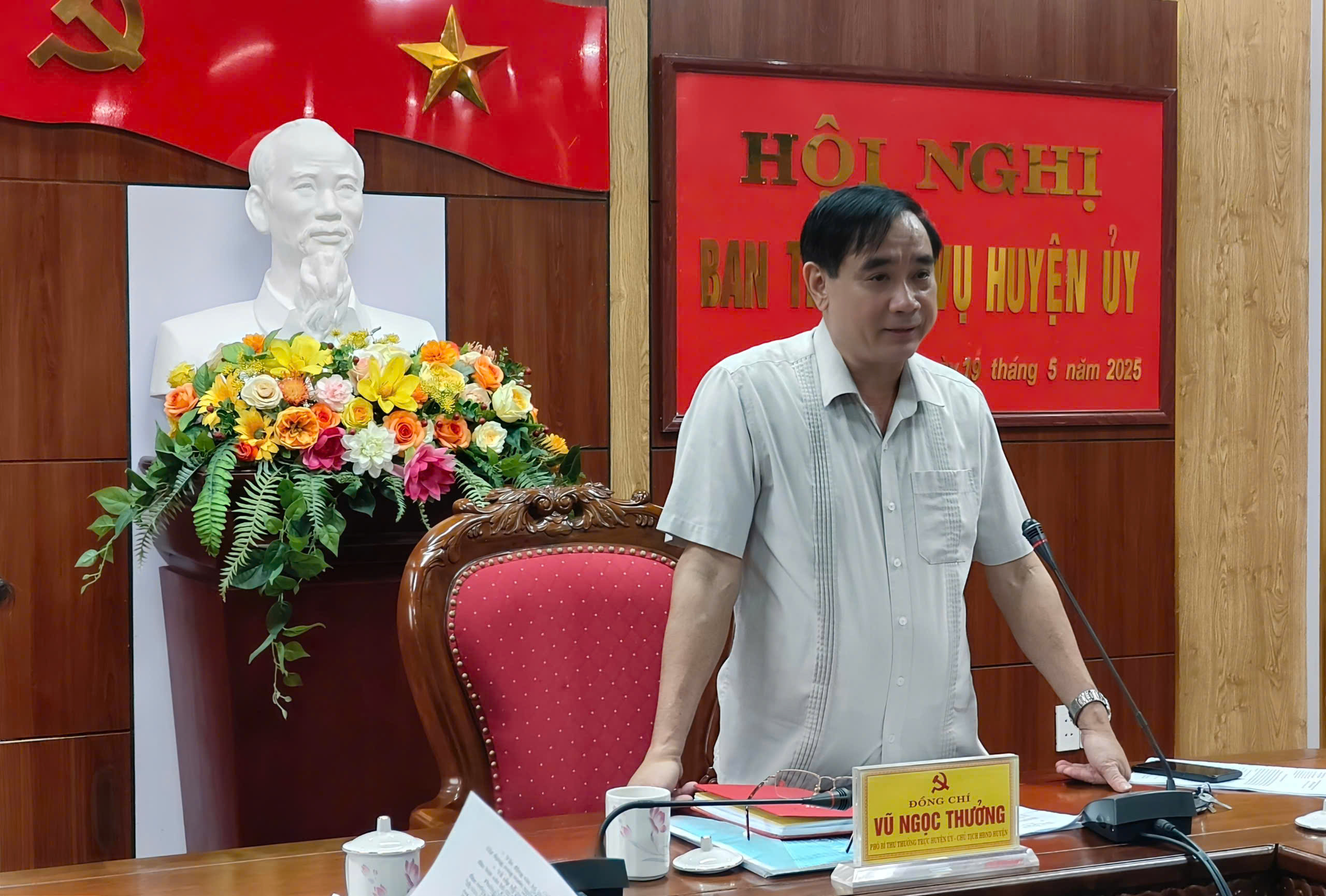 Đồng chí Vũ Ngọc Thưởng - Phó Bí thư Thường trực Huyện ủy, Phụ trách Đảng bộ Huyện, Chủ tịch HĐND huyện, kết luận hội nghị.