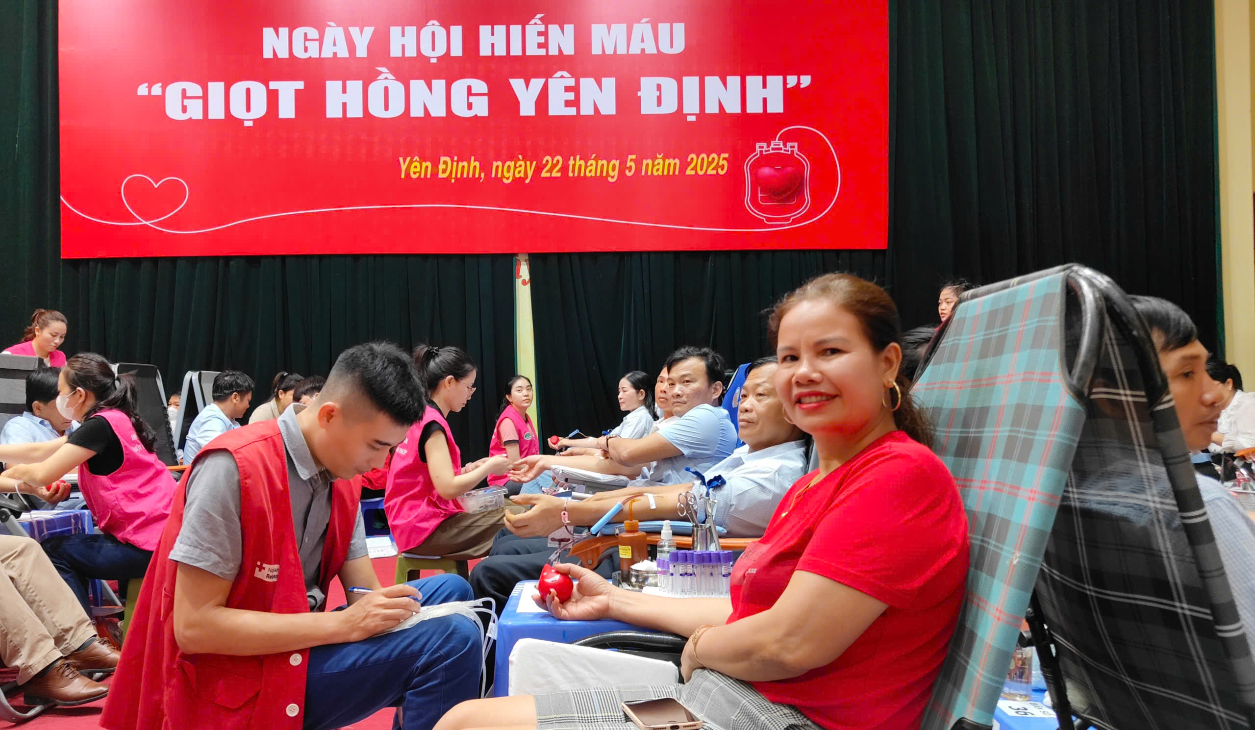 Đông đảo tình nguyện viên các địa phương, đơn vị tham gia ngày hội hiến máu.