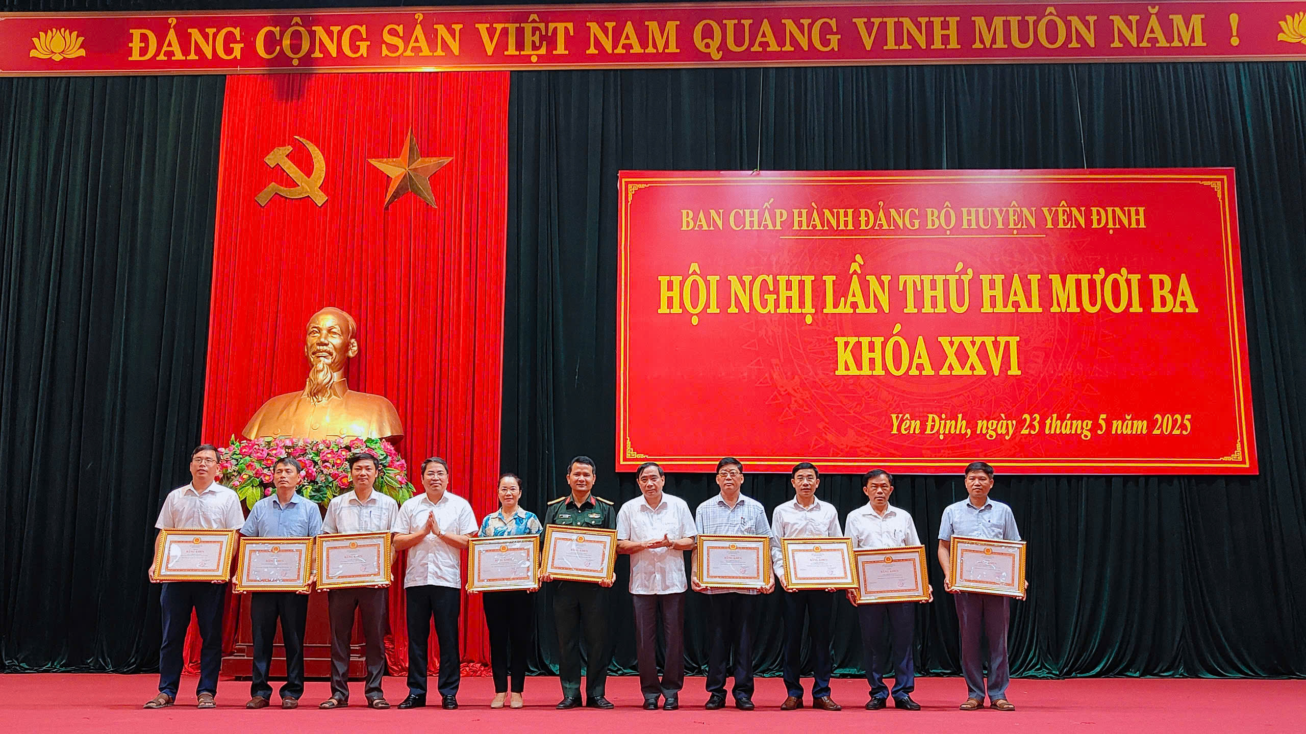 Đồng chí Vũ Ngọc Thưởng, Phó Bí thư Thường trực Huyện ủy phụ trách Đảng bộ Huyện, Chủ tịch HĐND huyện và đồng chí Phạm Tiến Dũng, Phó Bí thư Huyện Ủy, Chủ tịch UBND huyện, trao tặng bằng khen của BTV Tỉnh ủy cho 1 tập thể và các cá nhân tại hội nghị.