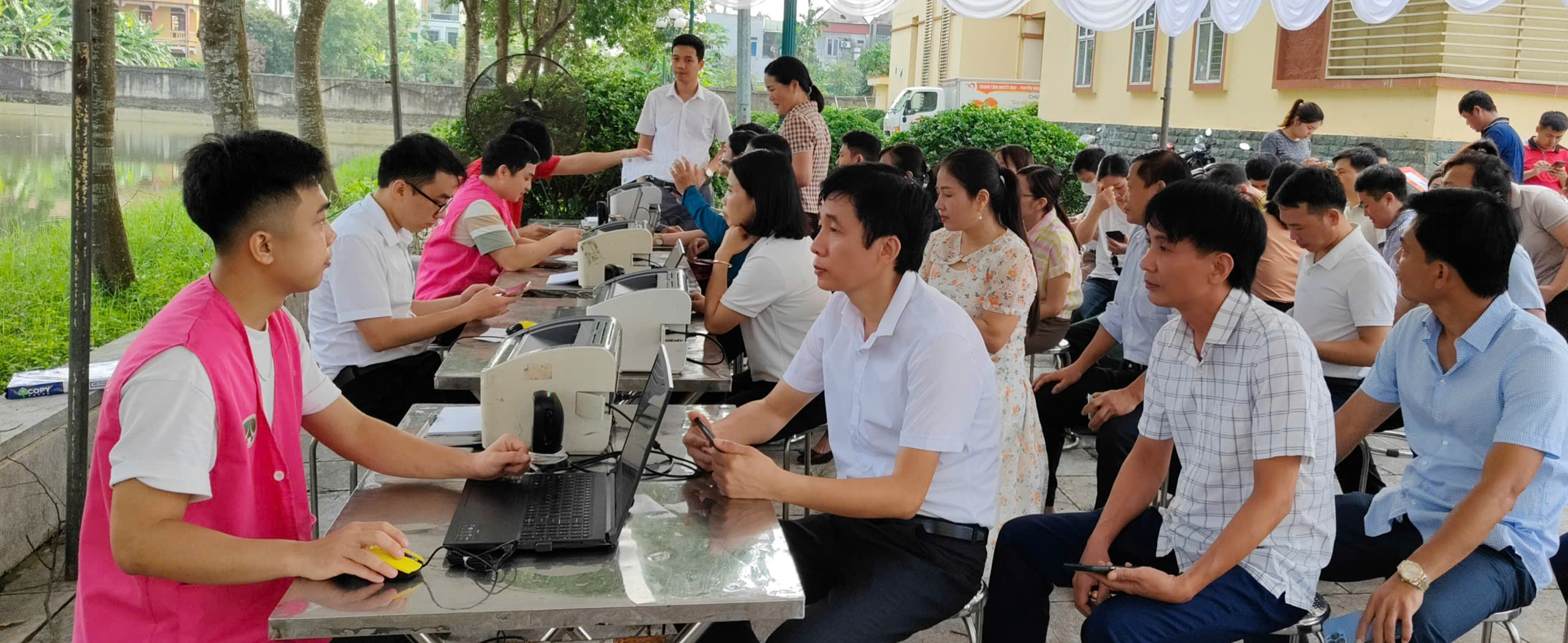 Từ sáng sớm các tình nguyên viên đã tới đăng ký tham gia.