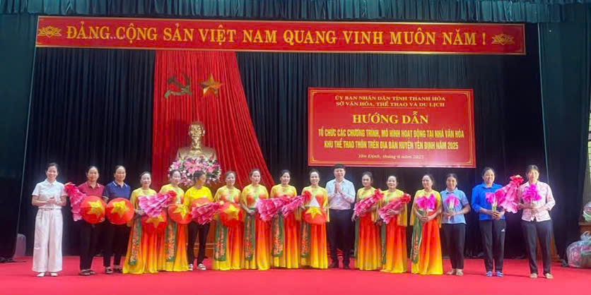 Sở Văn hóa, Thể thao và Du lịch đã trao trang phục, đạo cụ, sách, dụng cụ tập luyện thể dục, thể thao cho các thành viên của các Mô hình câu lạc.