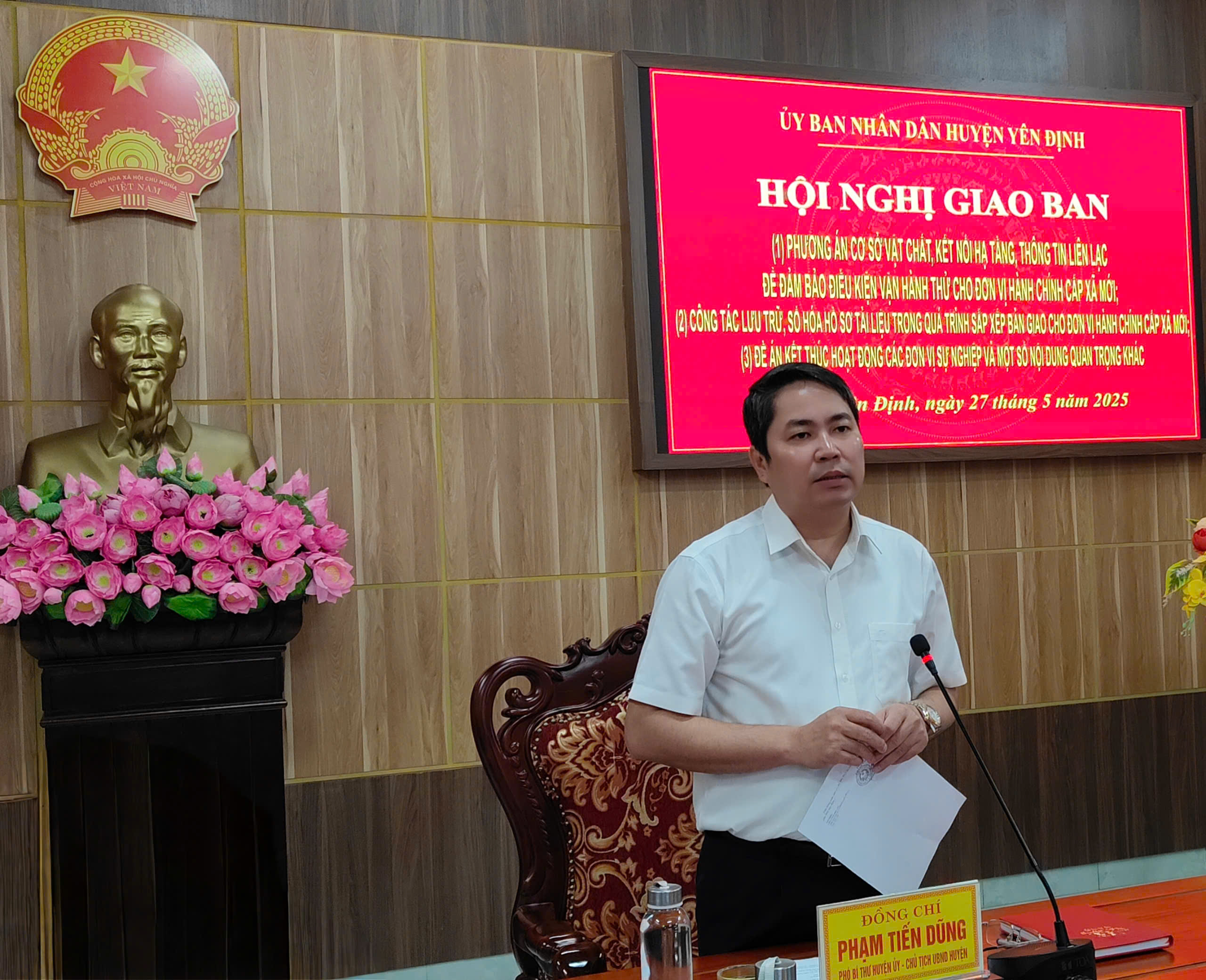 Đồng chí Phạm Tiến Dũng, Phó Bí thư Huyện ủy, Chủ tịch UBND huyện, phát biểu kết luận hội nghị giao ban.