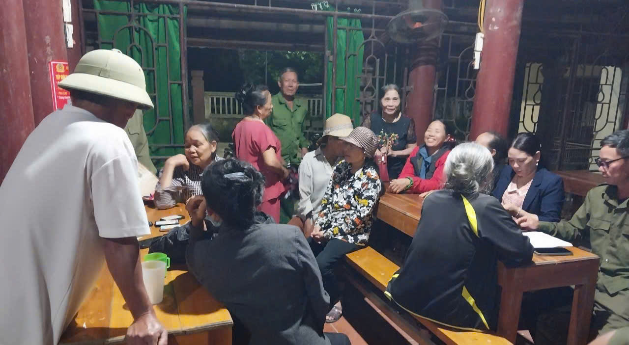 Một số hình ảnh Công an xã Định Hòa tích cực hướng dẫn người dân góp ý sửa đổi Hiến pháp trên ứng dụng VNeID.