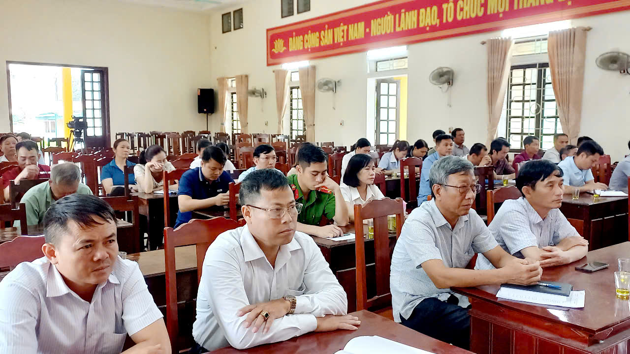 Đại biểu tham dự buổi lễ.