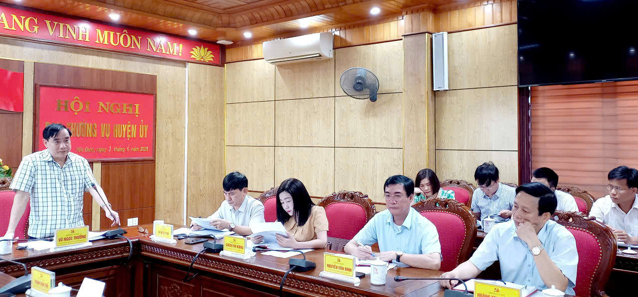Đồng chí Vũ Ngọc Thưởng, Phó Bí thư Thường trực Huyện ủy phụ trách Đảng bộ huyện, Chủ tịch HĐND huyện, phát biểu chỉ đạo và kết luận tại hội nghị.