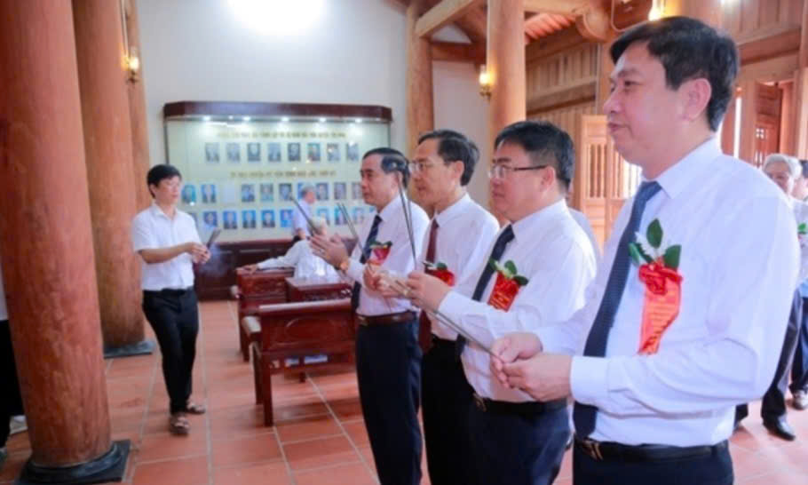 Đại biểu dâng hương tại Lễ kỷ niệm