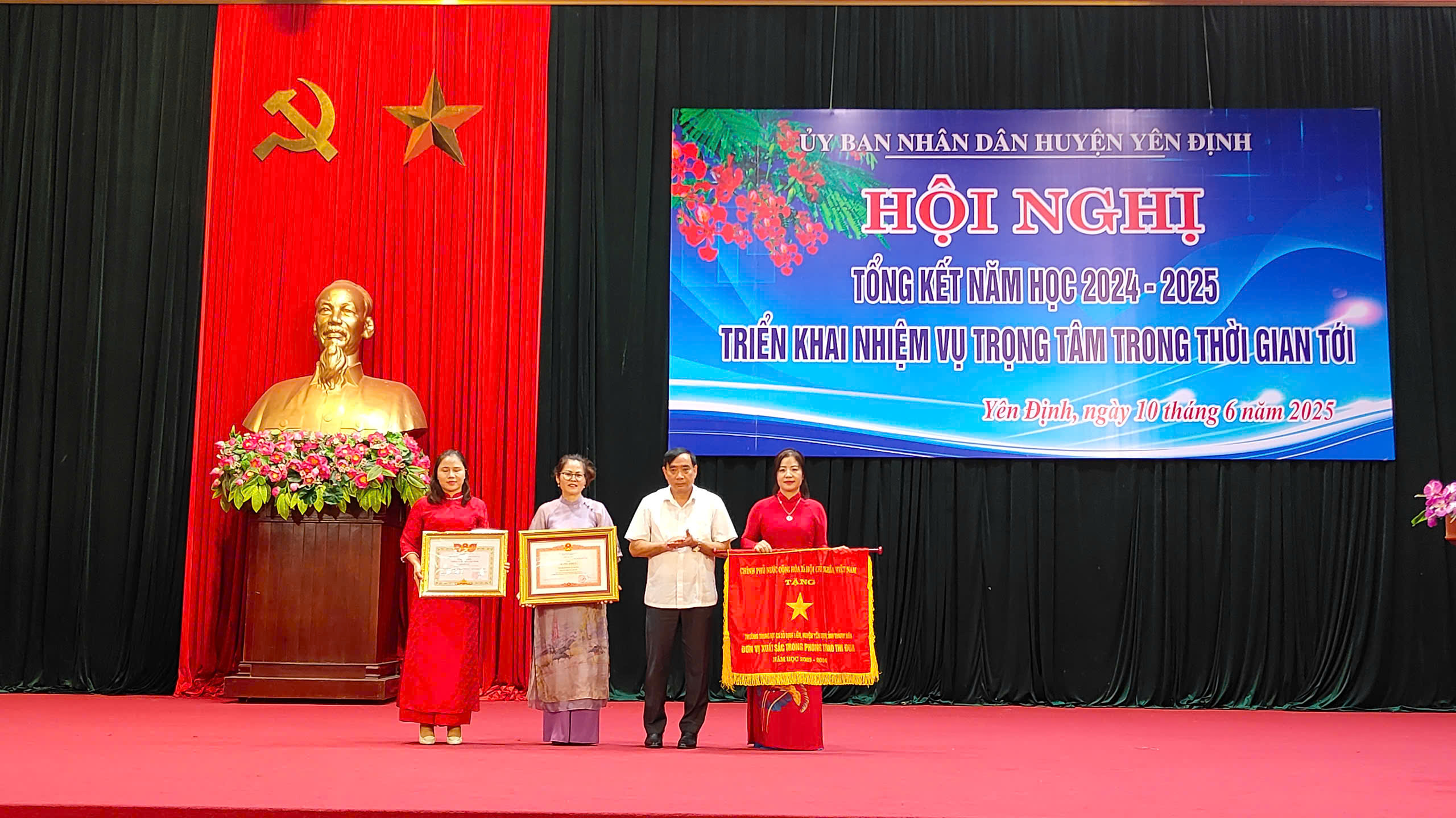 Một số hình ảnh đồng chí Vũ Ngọc Thưởng, Phó Bí thư Thường trực Huyện ủy, Phụ trách Đảng bộ huyện, Chủ tịch HĐND huyện và các đồng chí lãnh đạo huyện trao tặng bằng khen, giấy khen tại hội nghị. 