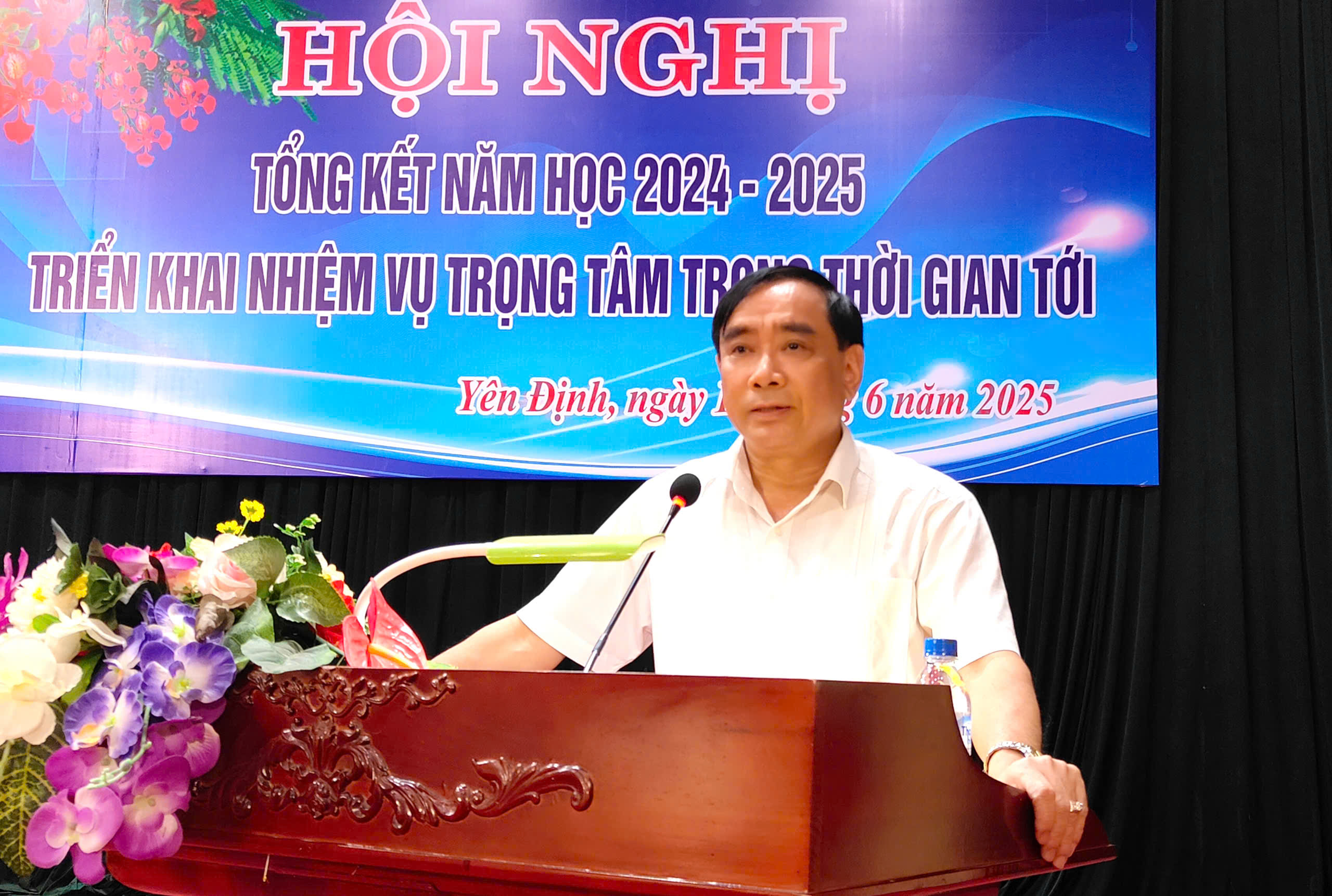 Đồng chí Vũ Ngọc Thưởng, Phó Bí thư Thường trực Huyện ủy, Phụ trách Đảng bộ huyện, Chủ tịch HĐND huyện, phát biểu tại hội nghị.