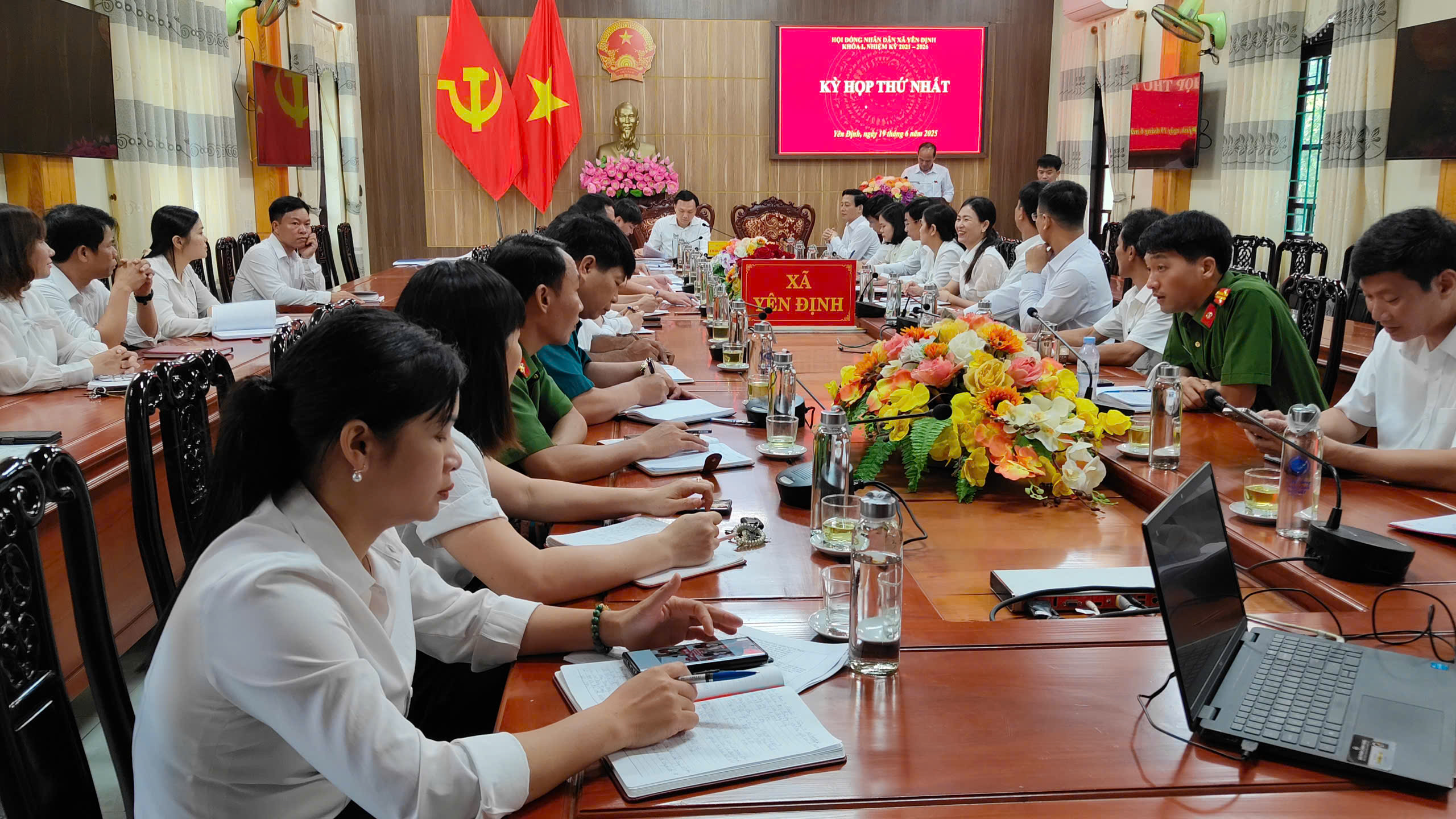 Toàn cảnh Kỳ họp thứ nhất HĐND xã Yên Định.
