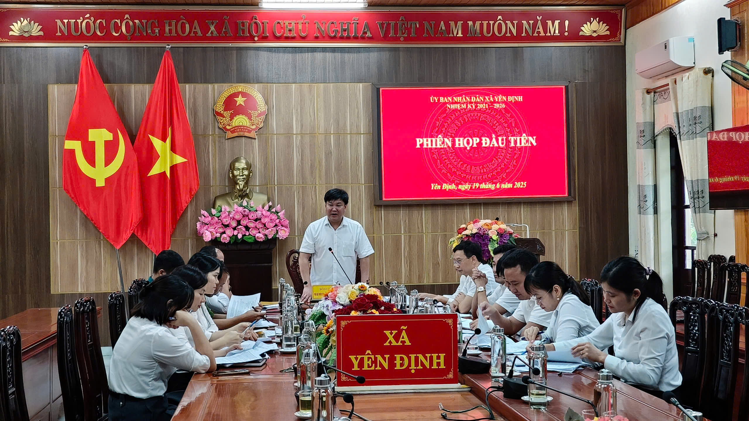 Toàn cảnh phiên họp đầu tiên UBND xã Yên Định.