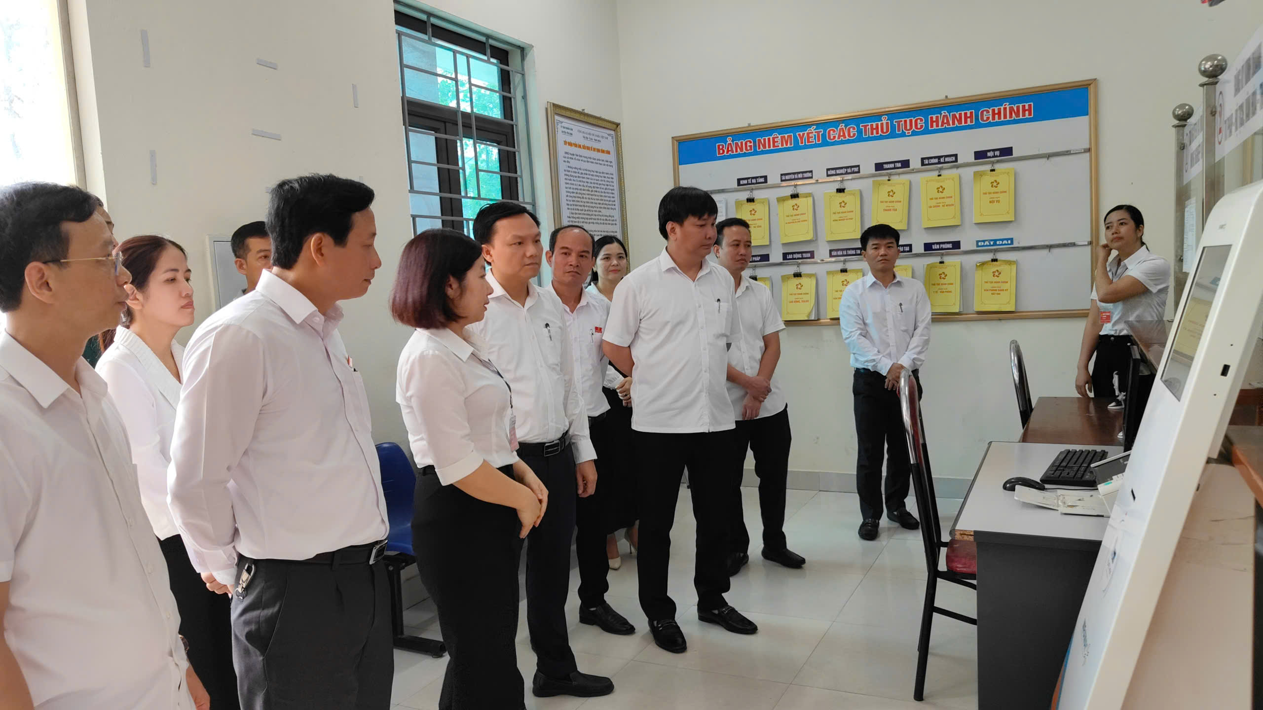 Một số hình ảnh thực hiện tiếp nhận, giải quyết thủ tục hành chính tại Trung tâm phục vụ hành chính công xã Yên Định.