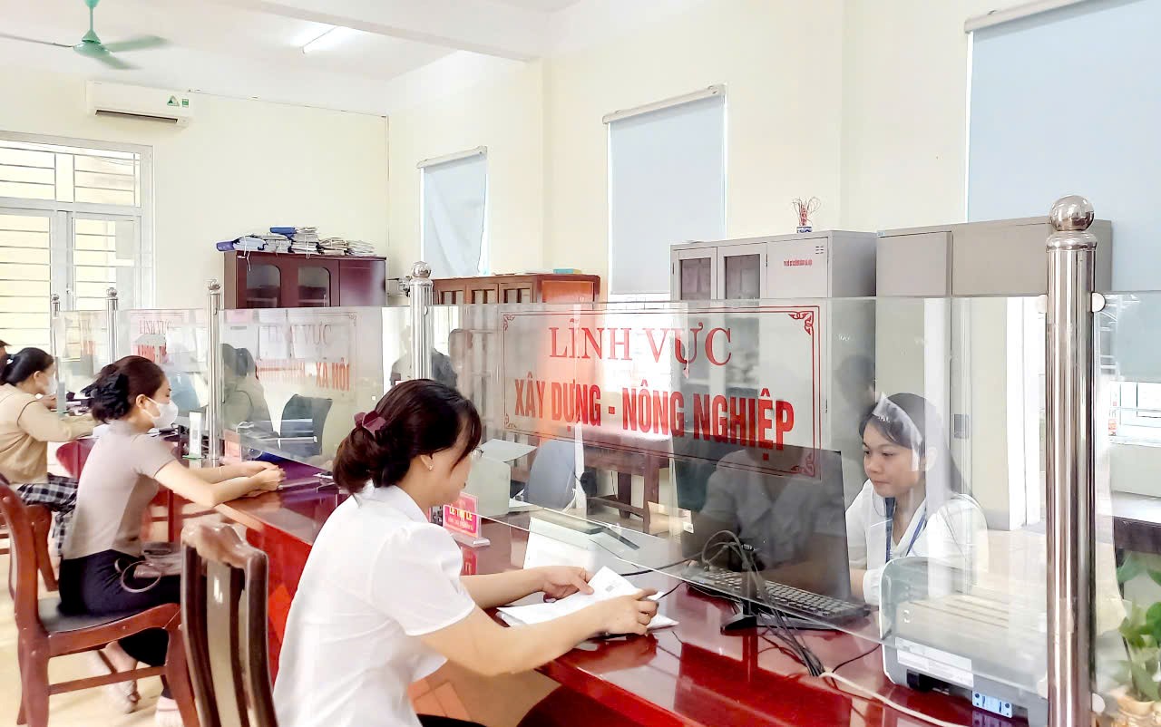 Trung tâm hành chính công xã Định Tân hướng dẫn công dân thực hiện thủ tục