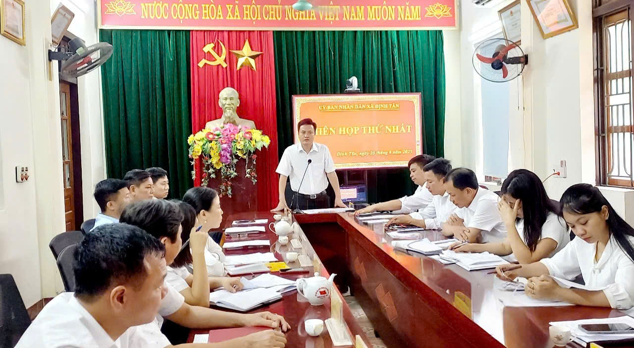 UBND xã vận hành tổ chức phiên họp (đầu tiên) để xem xét, thông qua Quy chế làm việc, Chương trình công tác và các nội dung có liên quan.