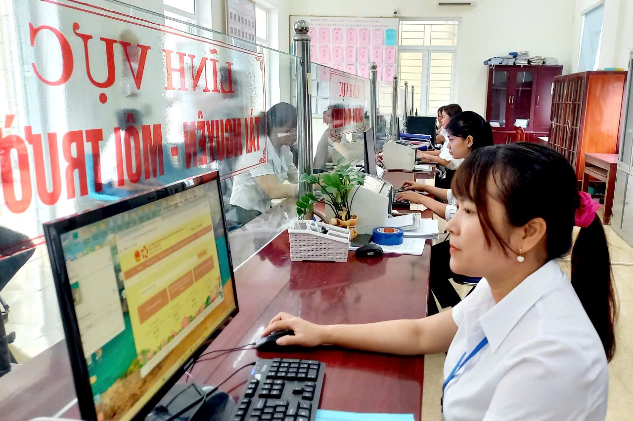 Trung tâm hành chính công xã Định Tân hướng dẫn công dân thực hiện thủ tục
