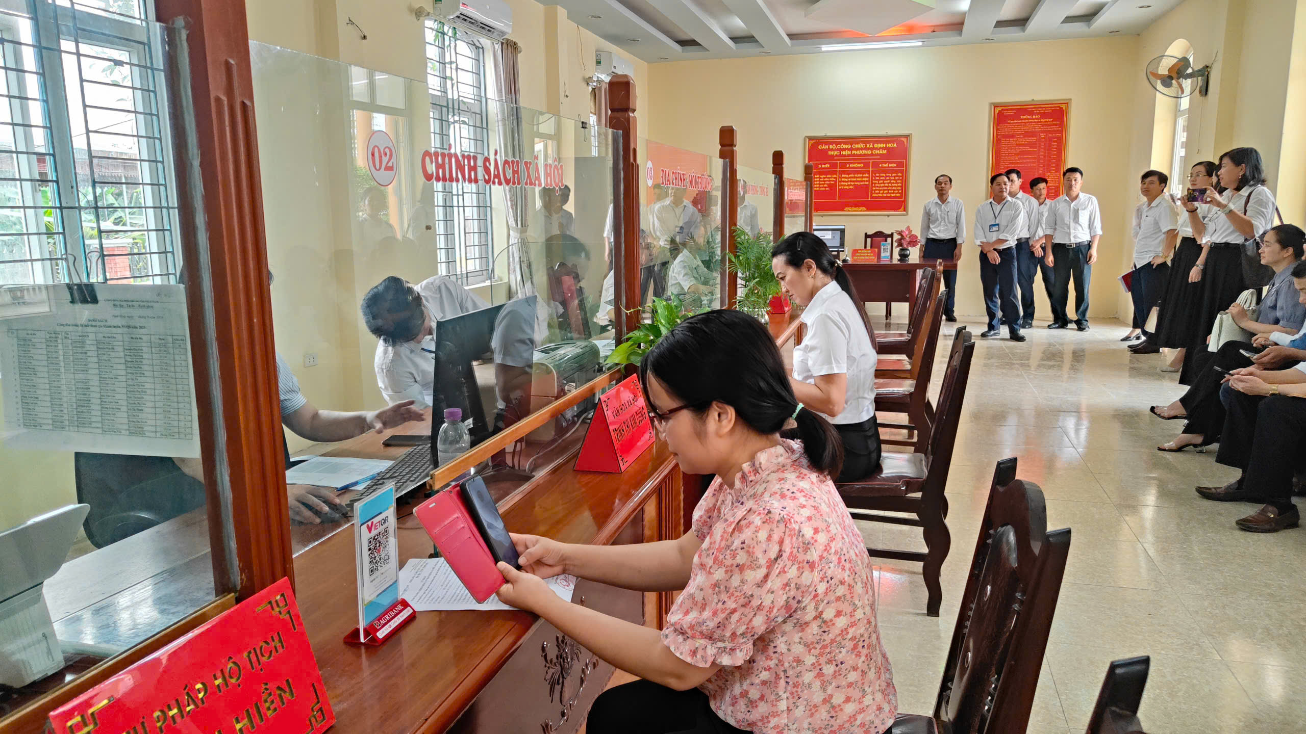 Diễn tập giải quyết thủ tục hành chính cho người dân tại Trung tâm hành chính công xã Định Hòa.