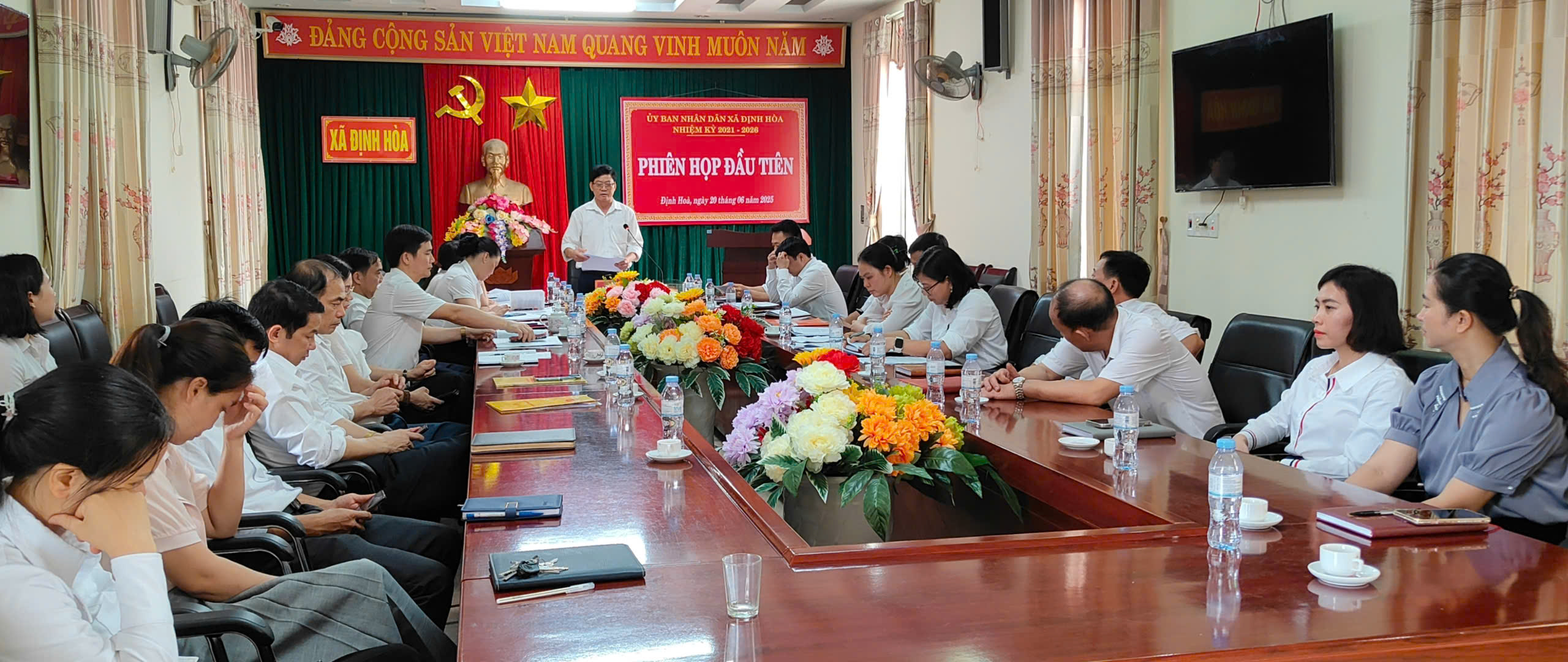 UBND xã diễn tập vận hành tổ chức phiên họp đầu tiên để xem xét, thông qua Quy chế làm việc, Chương trình công tác và các nội dung có liên quan.