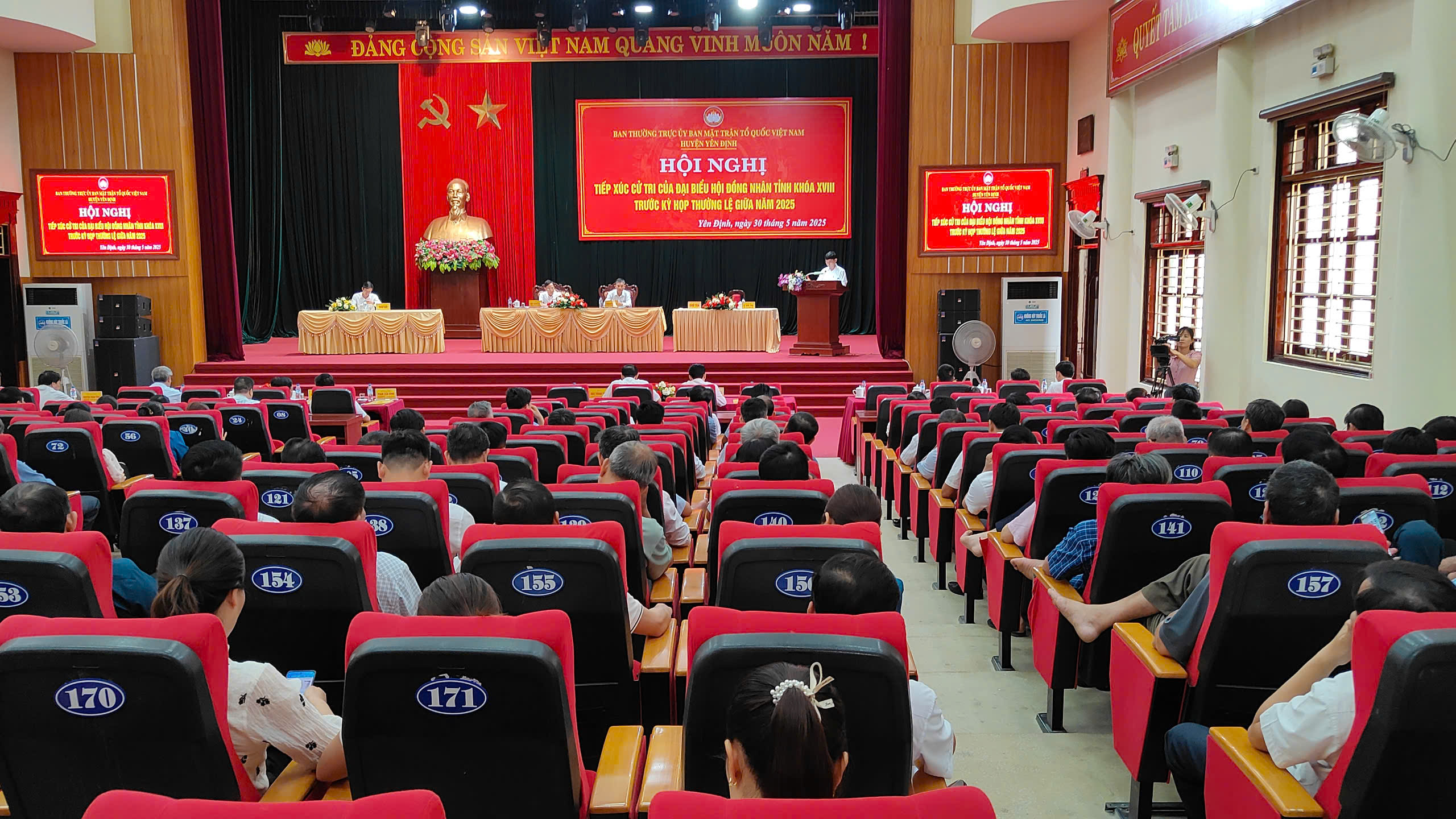 Toàn cảnh hội nghị.