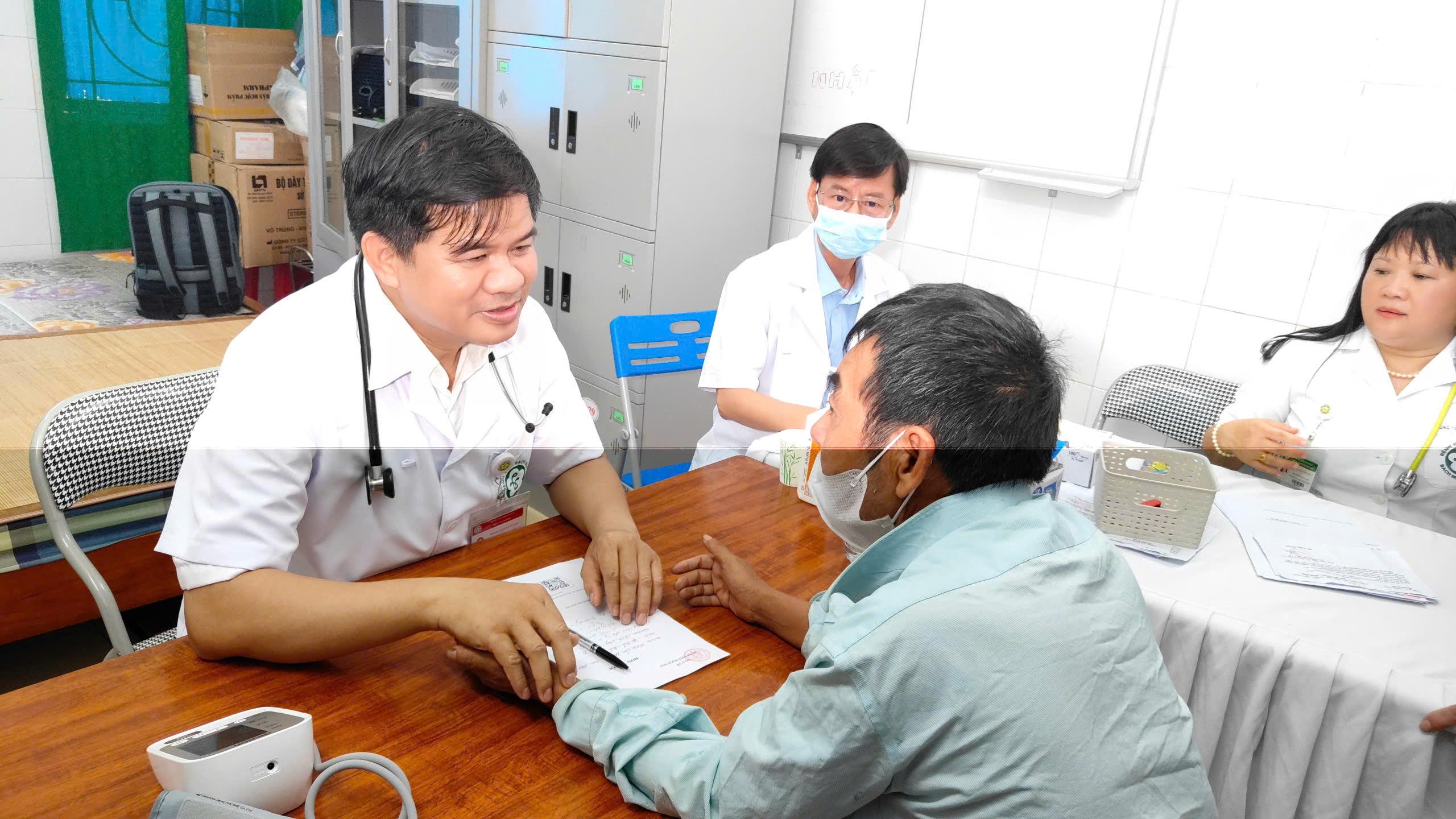 Một số hình ảnh PGS.TS.BS Đào Xuân Cơ, Giám đốc Bệnh viện Bạch Mai và đội ngũ y bác sĩ bệnh viện Bạch Mai khám bệnh tư vấn sức khỏe, phát thuốc, tặng quà cho các bệnh nhân tại bệnh viện Đa khoa huyện.