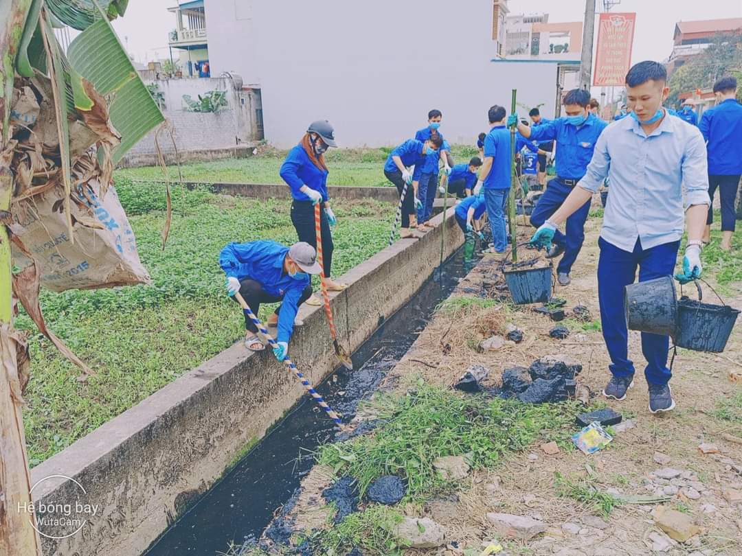 Một số hình ảnh ngay sau lễ ra quân các đoàn viên, thanh niên chung tay cùng cấp ủy đảng, chính quyền và nhân dân xã Định Long nạo vét kênh mương tiêu thoát nước tại thôn Tân Ngữ.