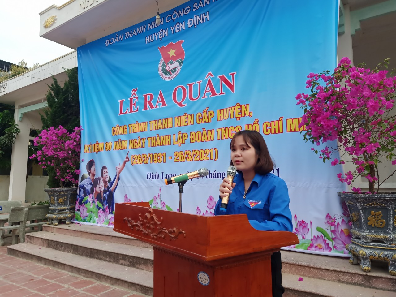 Đồng chí Lê Thị Kim Oanh, Bí thư huyện đoàn, phát động tại buổi lễ ra quân.