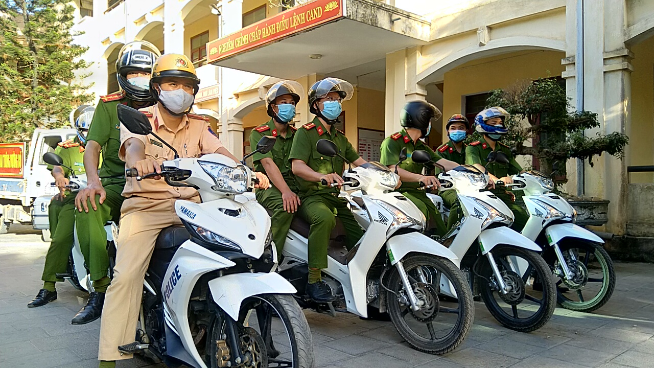 Một số hình ảnh lực lượng CSGT và TTCC Công an huyện xuất phát và giễu hành tại các tuyến đường trên địa bàn huyện.