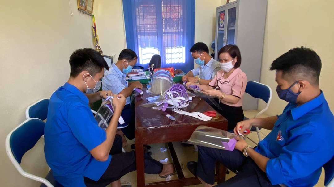 Một số hình ảnh Huyện Đoàn, Ủy ban MTTQ huyện đã trực tiếp trao tặng 350 chiếc “mũ chống giọt bắn” cho Trung Tâm y tế huyện.