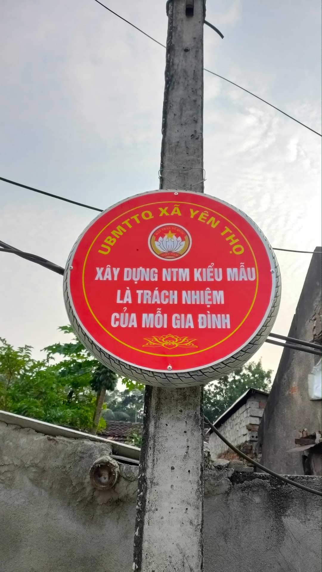 Một số hình ảnh Đoàn xã Yên Thọ phối hợp với MTTQ và các đoàn thể xã treo biển tuyên truyền xây dựng NTM và phòng chống Covid-19.