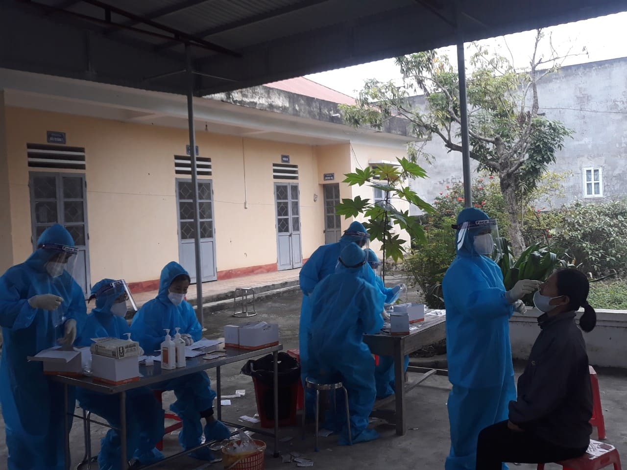 Một số hình ảnh điều tra, truy vết các trường hợp liên quan đến ca mắc COVID-19 tại xã Yên Thái